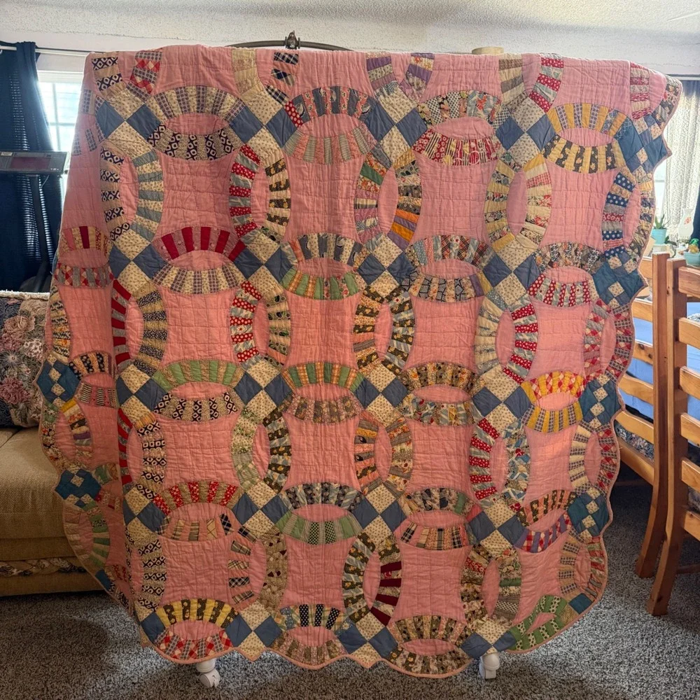 Vintage Handmade Double Wedding Ring Quilt Pink Scalloped Edge 84x70 Cotton